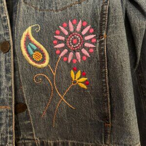 VAN HEUSEN WOMEN'S EMBROIDERED LIGHTWEIGHT JEAN JACKET, SIZE SMALL.  LIKE NEW